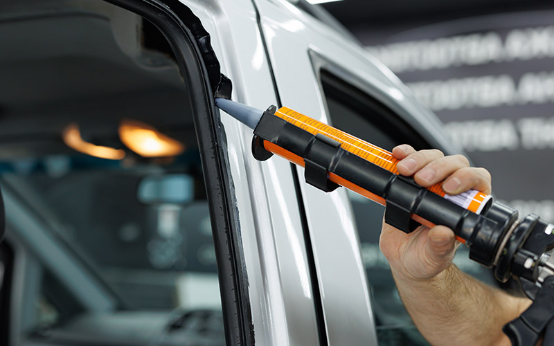 Lijepljenje automobilskog stakla